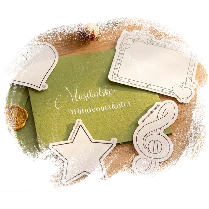 Grøn kuvert med store mindemærkater omkring, liggende på et bord.