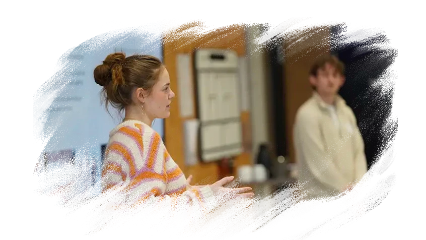 Kvinde set fra siden præsentere foran projekter.