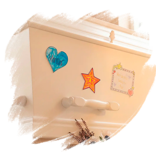 Tre farvelagte symbolske mindemærkater sat på en kiste. 